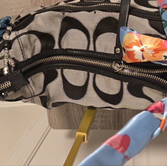 Coach Signature Shoulderbag Purse - Picture 12 of 17